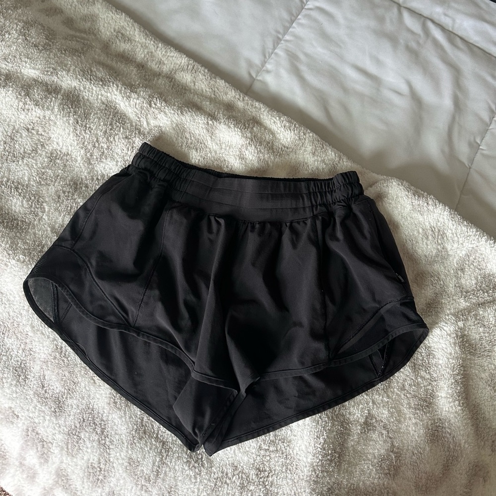 lululemon size 6 hotty hot shorts 2.5 inches